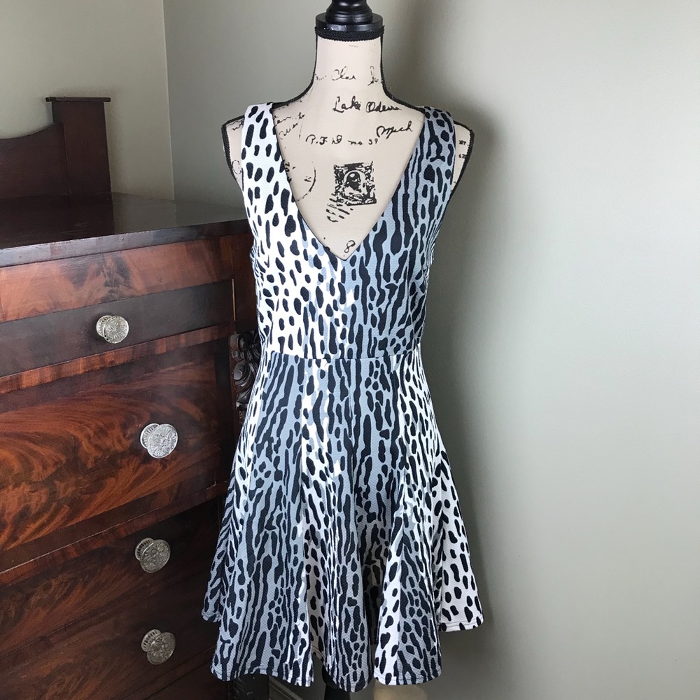 NWT MinkPink Leo Flare Dress Size L - Picture 1 of 7